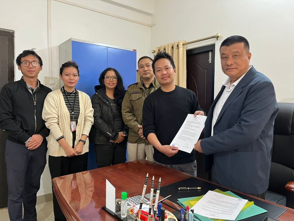 DCP Traffic, I Meren Chenth (NPS) and staff with 90.8 Hill FM team during the signing of MoU.